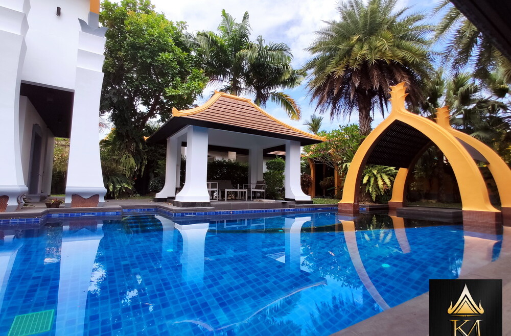 Thai Palace in Phu Tara Village